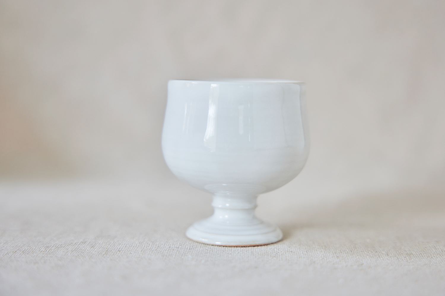 白い陶器のワインカップ  A